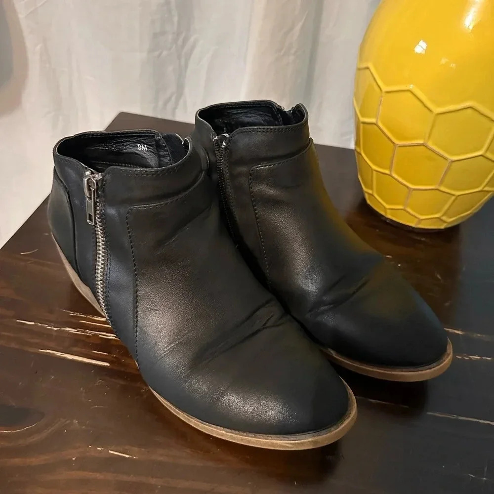 Maurice Size 9 Side Zip Booties. Low Heel. Black. 2 Zips Inside Needs Cleaning.